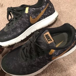 Nike flex black & gold sneakers!